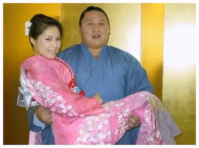 日本相撲手滿身贅肉無比雷人,美女明星為啥搶著嫁?原因非常簡單