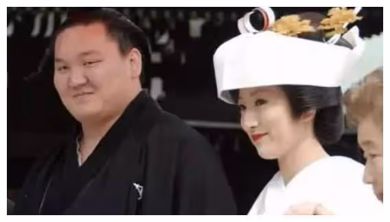 日本相撲手滿身贅肉無比雷人,美女明星為啥搶著嫁?原因非常簡單