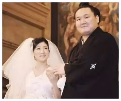 日本相撲手滿身贅肉無比雷人,美女明星為啥搶著嫁?原因非常簡單