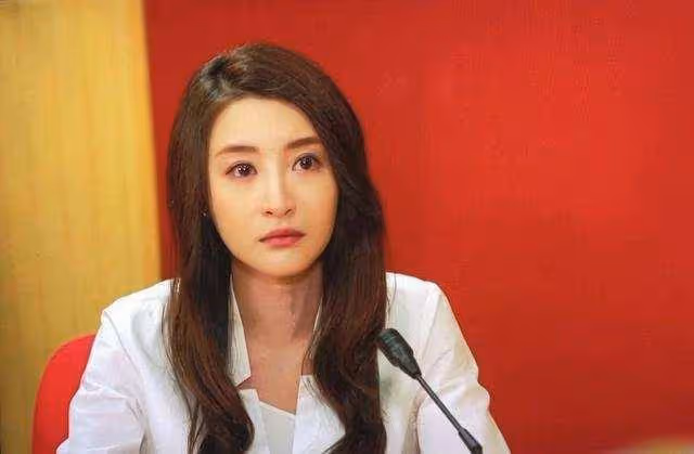 TVB小花林夏薇封后遭群嘲,中戲同學陳曉發文護航,與網友掀罵戰
