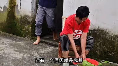 農村小伙輟學供姐姐讀大學，拍視頻成百萬網紅，是真窮還是作秀