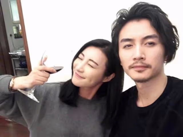 TVB小花林夏薇封后遭群嘲,中戲同學陳曉發文護航,與網友掀罵戰