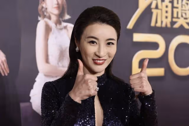 TVB小花林夏薇封后遭群嘲,中戲同學陳曉發文護航,與網友掀罵戰