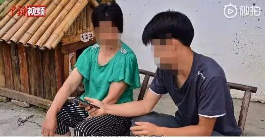 農村小伙輟學供姐姐讀大學，拍視頻成百萬網紅，是真窮還是作秀
