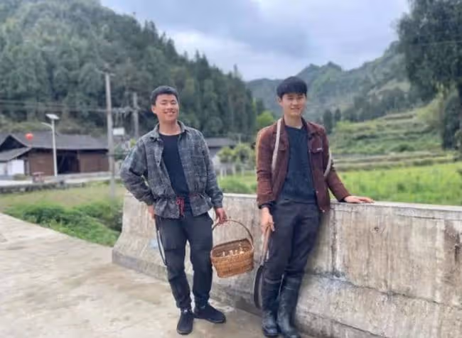 農村小伙輟學供姐姐讀大學，拍視頻成百萬網紅，是真窮還是作秀
