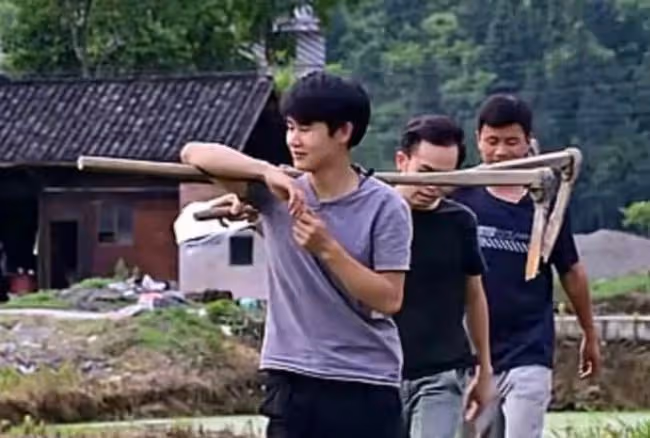 農村小伙輟學供姐姐讀大學，拍視頻成百萬網紅，是真窮還是作秀
