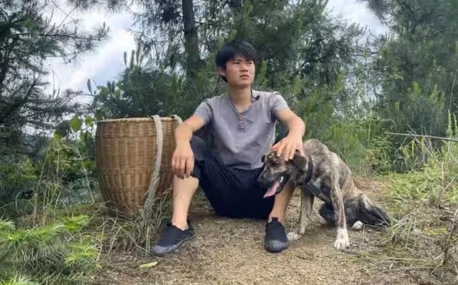 農村小伙輟學供姐姐讀大學，拍視頻成百萬網紅，是真窮還是作秀