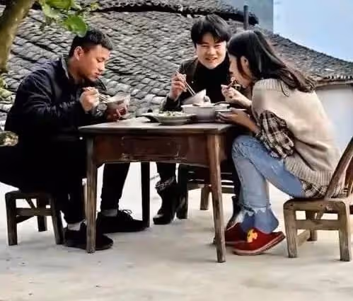 農村小伙輟學供姐姐讀大學，拍視頻成百萬網紅，是真窮還是作秀