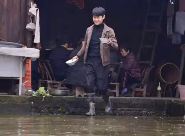 農村小伙輟學供姐姐讀大學，拍視頻成百萬網紅，是真窮還是作秀