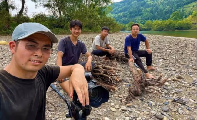 農村小伙輟學供姐姐讀大學，拍視頻成百萬網紅，是真窮還是作秀
