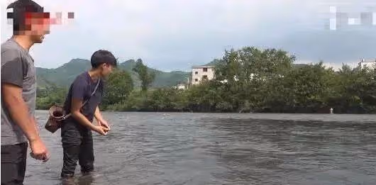 農村小伙輟學供姐姐讀大學，拍視頻成百萬網紅，是真窮還是作秀