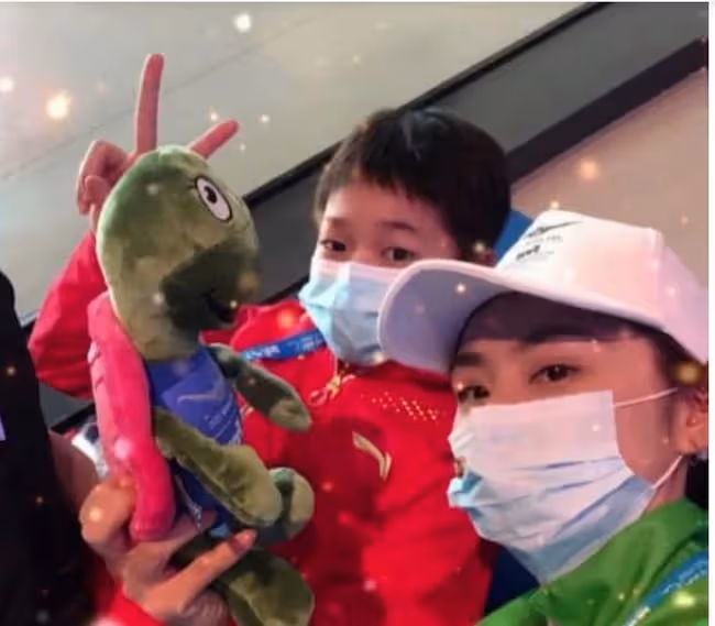 有愛!中國跳水女神曬與全紅嬋合照,手拿玩偶不忘對著鏡頭比耶