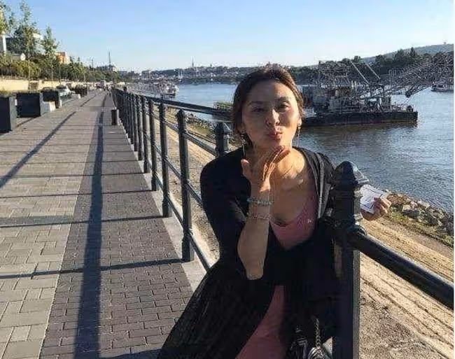 有愛!中國跳水女神曬與全紅嬋合照,手拿玩偶不忘對著鏡頭比耶