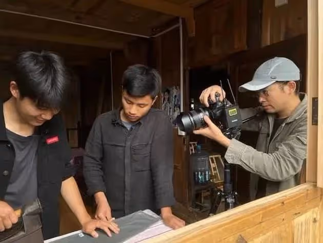農村小伙輟學供姐姐讀大學，拍視頻成百萬網紅，是真窮還是作秀