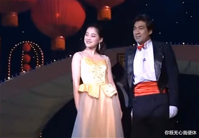 26年前的春晚,有誰注意朱時茂旁邊的小女孩?如今紅得一塌糊塗