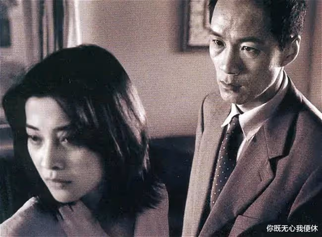 26年前的春晚,有誰注意朱時茂旁邊的小女孩?如今紅得一塌糊塗