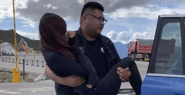 不雅視頻被瘋傳，被爆身世造假的機車女神痞幼，到底是什麼來頭？