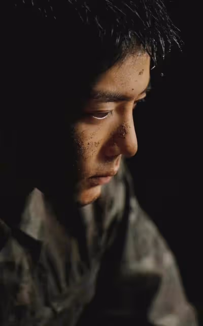 肖戰「髒髒妝」帥出圈了!臉上塗滿泥土,身上和脖子也好真實