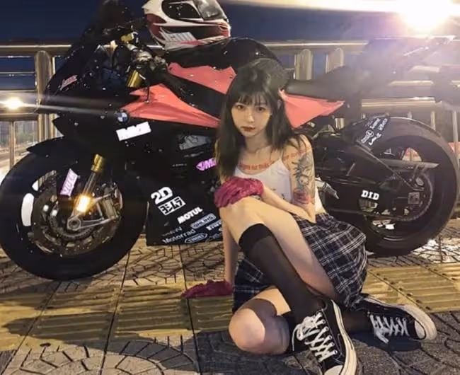 不雅視頻被瘋傳，被爆身世造假的機車女神痞幼，到底是什麼來頭？