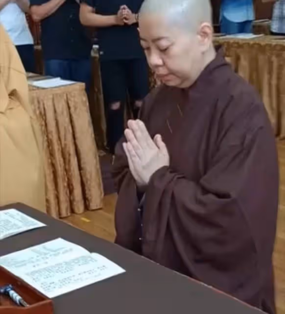 55歲女歌手削髮為尼,子孫滿堂老公健在,與前夫協議2周後離婚