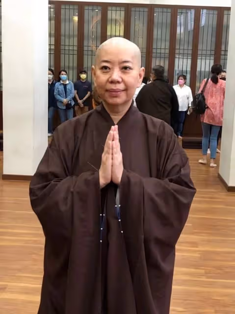 55歲女歌手削髮為尼,子孫滿堂老公健在,與前夫協議2周後離婚