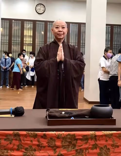 55歲女歌手削髮為尼,子孫滿堂老公健在,與前夫協議2周後離婚
