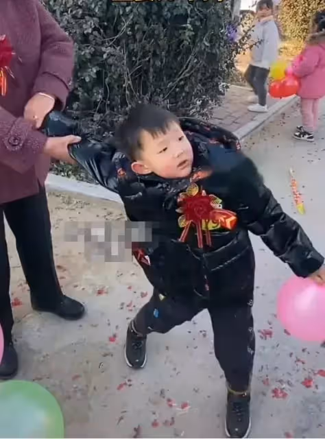 媽媽改嫁坐上婚車，兩個孩子在車外哭成淚人，媽媽卻一言不發，冷漠得如同陌生人一樣