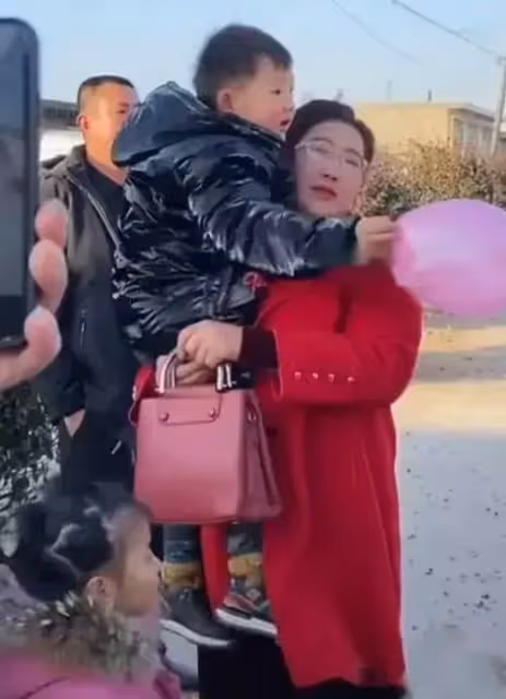媽媽改嫁坐上婚車，兩個孩子在車外哭成淚人，媽媽卻一言不發，冷漠得如同陌生人一樣