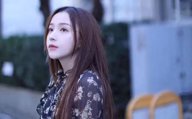 王思聰34歲生日派對照片曝光,網友嘲諷:為數不多保養很差的富人