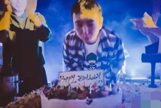 王思聰34歲生日派對照片曝光,網友嘲諷:為數不多保養很差的富人