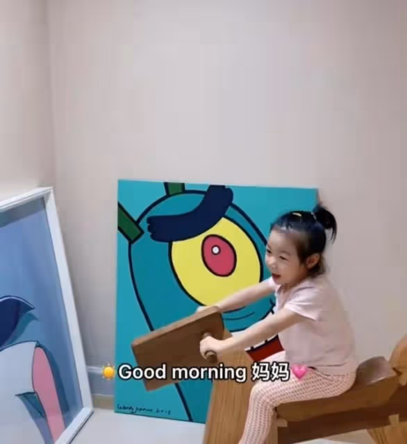 奧運冠軍何姿曬西安隔離生活,大牌玩具擺滿屋,4歲女兒活成公主
