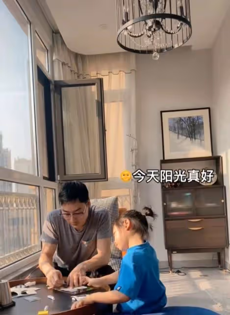 奧運冠軍何姿曬西安隔離生活,大牌玩具擺滿屋,4歲女兒活成公主