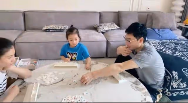奧運冠軍何姿曬西安隔離生活,大牌玩具擺滿屋,4歲女兒活成公主