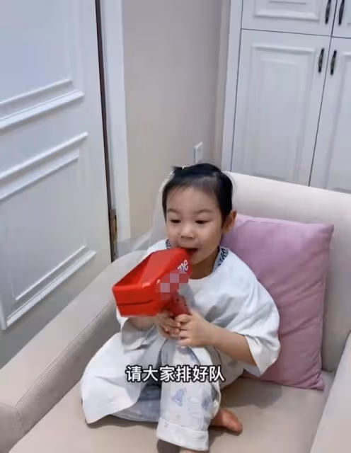 奧運冠軍何姿曬西安隔離生活,大牌玩具擺滿屋,4歲女兒活成公主
