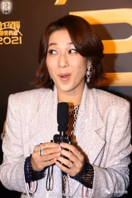 鍾嘉欣爆老公凌晨4點看直播!林夏薇奪視後陳曉被罵?