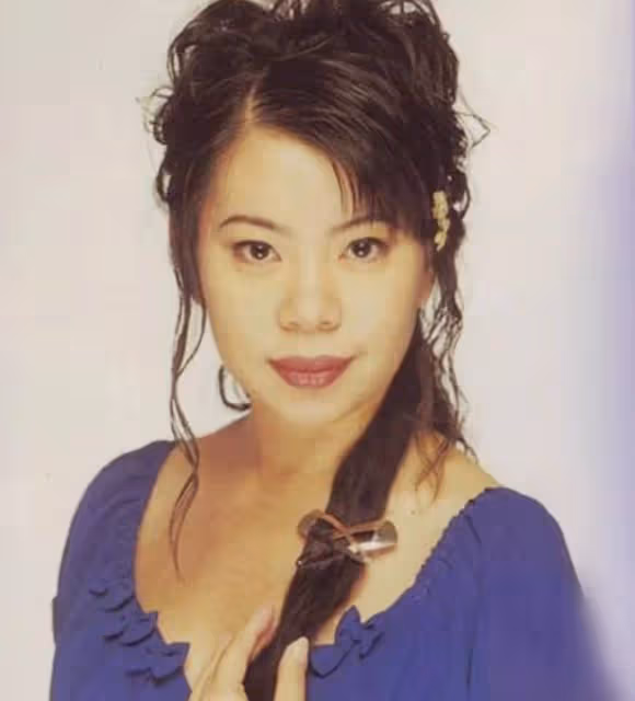 55歲女星直播剃度出家引熱議!回應:已跟老公離婚,兒子引以為榮