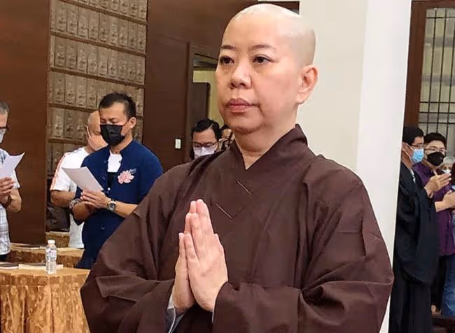55歲女星直播剃度出家引熱議!回應:已跟老公離婚,兒子引以為榮