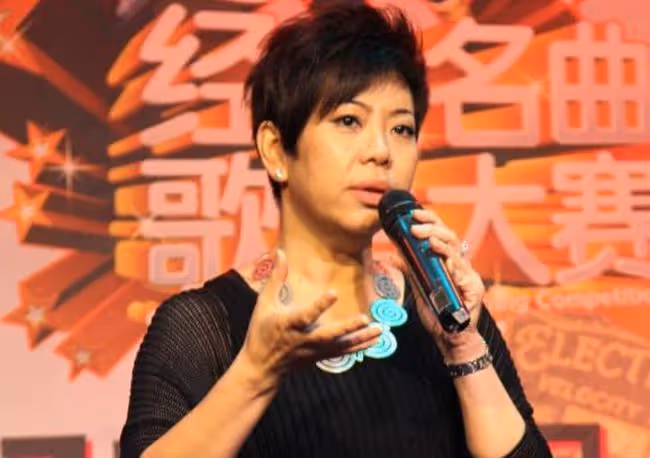 55歲女星直播剃度出家引熱議!回應:已跟老公離婚,兒子引以為榮