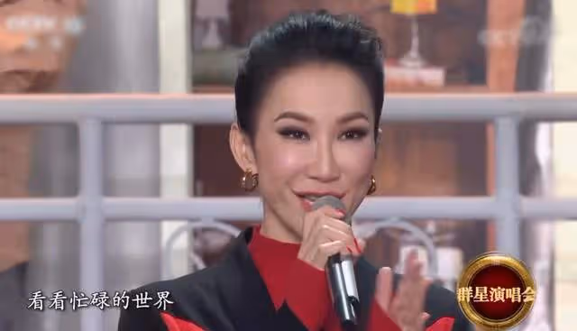 46歲李玟獨自回內地無保鏢,塗綠色眼影顯誇張,與粉絲合照太親切