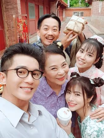 37歲男星成倉庫搬運工,每月工資僅2000元,自曝領薪水時眼眶泛紅