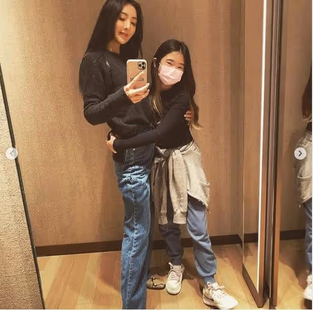曹格女兒近照大變樣,11歲Grace穿露臍染黃髮,身材比例太優越