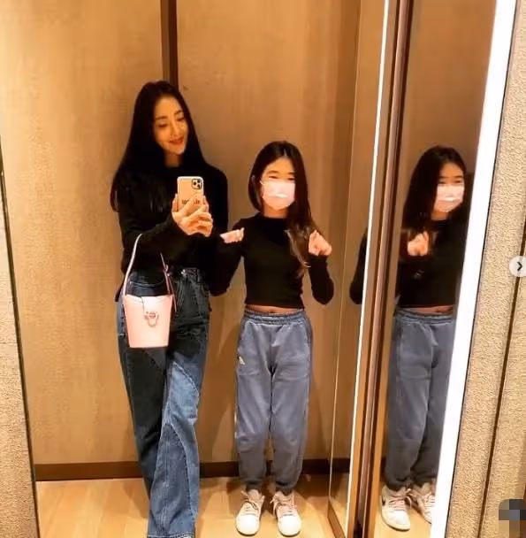 曹格女兒近照大變樣,11歲Grace穿露臍染黃髮,身材比例太優越