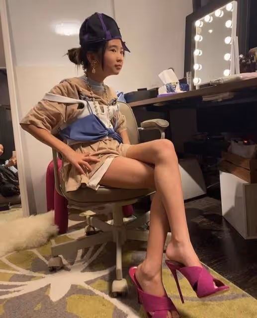 曹格女兒近照大變樣,11歲Grace穿露臍染黃髮,身材比例太優越