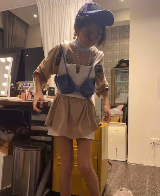 曹格女兒近照大變樣,11歲Grace穿露臍染黃髮,身材比例太優越