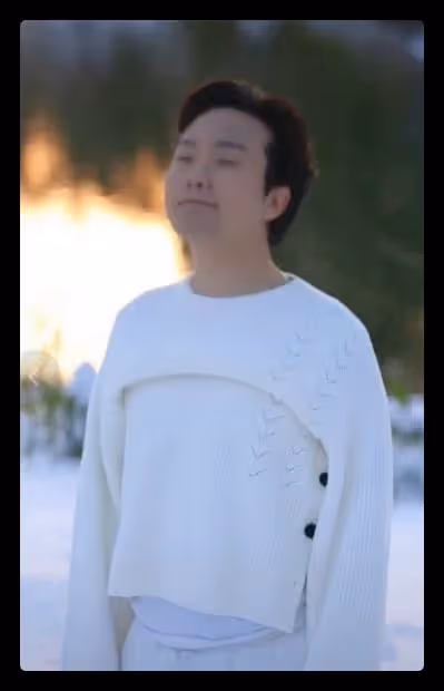 李玉剛行為惹爭議，在大雪中下跪思念去世父親，衣衫單薄大露肚皮