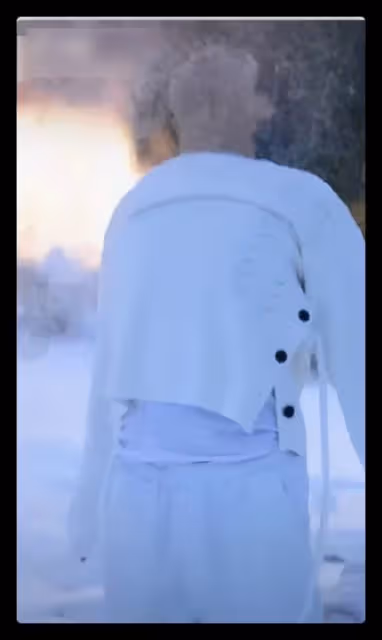 李玉剛行為惹爭議，在大雪中下跪思念去世父親，衣衫單薄大露肚皮