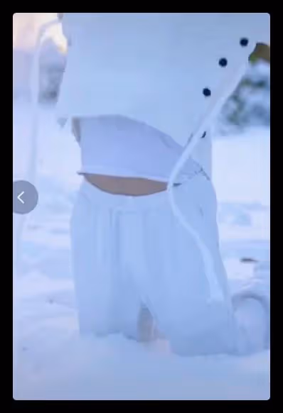 李玉剛行為惹爭議，在大雪中下跪思念去世父親，衣衫單薄大露肚皮