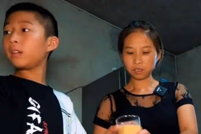從村婦晉升頂流網紅，被白岩松誇讚，蜀中桃子姐到底什麼來頭？