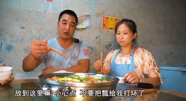 從村婦晉升頂流網紅，被白岩松誇讚，蜀中桃子姐到底什麼來頭？