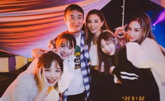 王思聰34歲生日派對現場曝光,淡定的微笑,為什麼我覺得他好孤獨